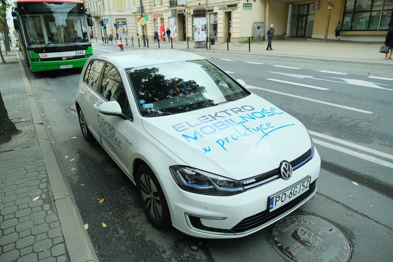  Wystawa elektromobilności w ramach  Europejskiego Tygodnia Zrównoważonego Transportu  (zdjęcie 1) - Autor: Maciej Kaczanowski