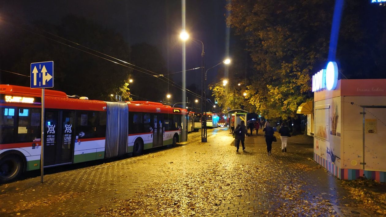  Powalone przez wichurę drzewo spadło na Al. Racławickie w Lublinie (zdjęcie 1) - Autor: Katarzyna i Krzysztof