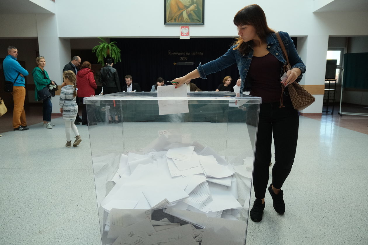  Głosowanie w komisjach nr 98 i 6 przy al. Warszawskiej i ul. Zuchów (zdjęcie 1) - Autor: Maciej Kaczanowski