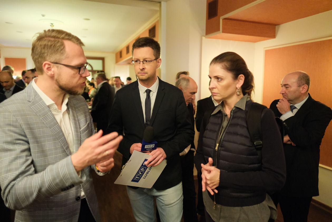  Wieczór wyborczy w sztabie Koalicji Obywatelskiej (zdjęcie 1) - Autor: Maciej Kaczanowski