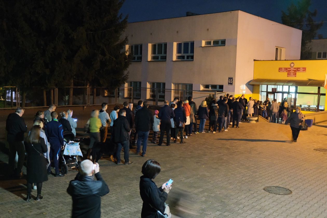  Wybory 2019: Kolejki do lokali wyborczych (zdjęcie 1) - Autor: Maciej Kaczanowski