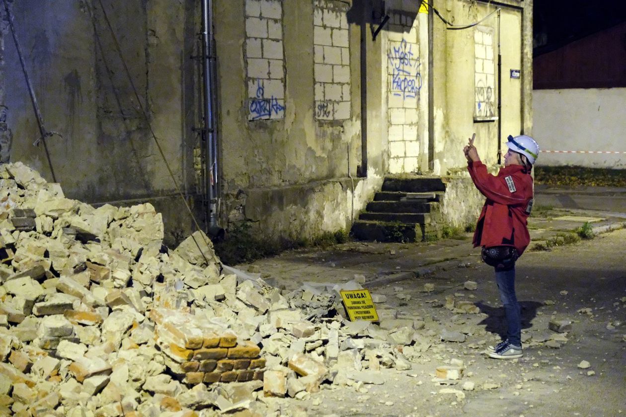  Zawaliła się część ściany kamienicy przy ul. Dzierżawnej 3 w Lublinie (zdjęcie 1) - Autor: Maciej Kaczanowski