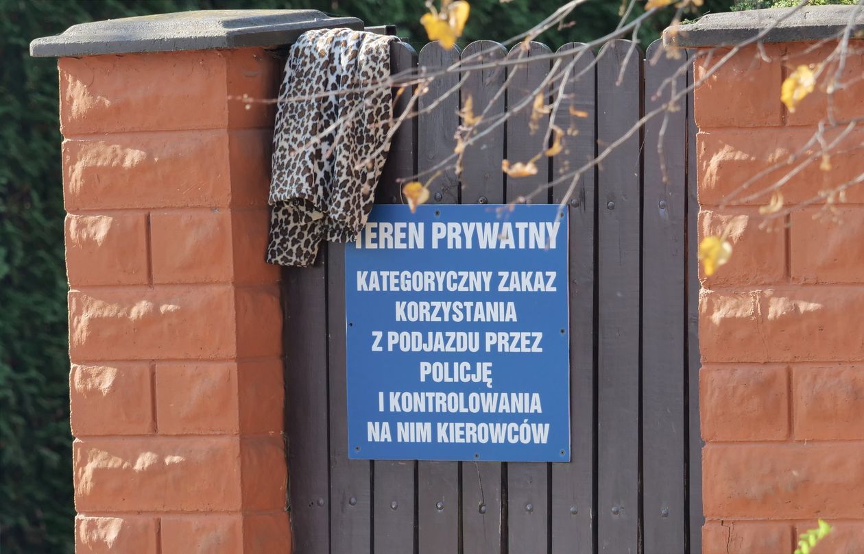  Tabliczka na posesji pod Lublinem. Właściciel zakazuje kontroli policyjnych na podjeździe (zdjęcie 1) - Autor: Krzysztof Mazur