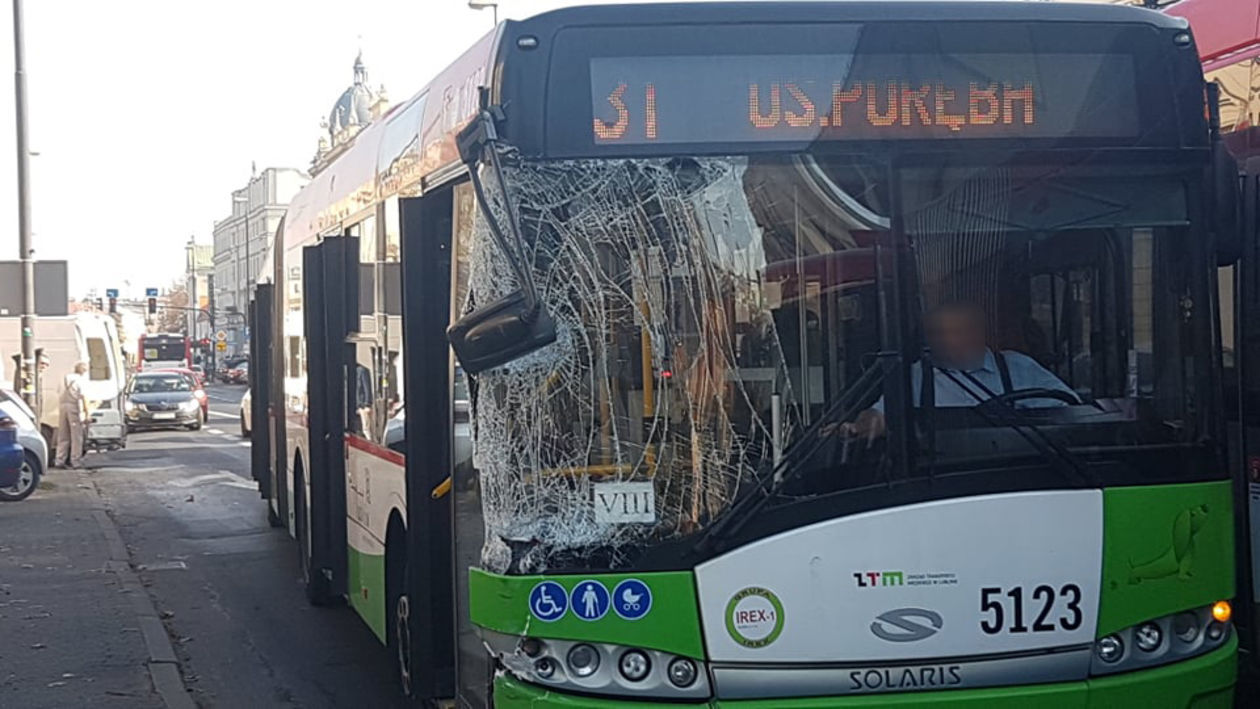 Cofając uderzył w autobus na Krakowskim Przedmieściu w Lublinie
