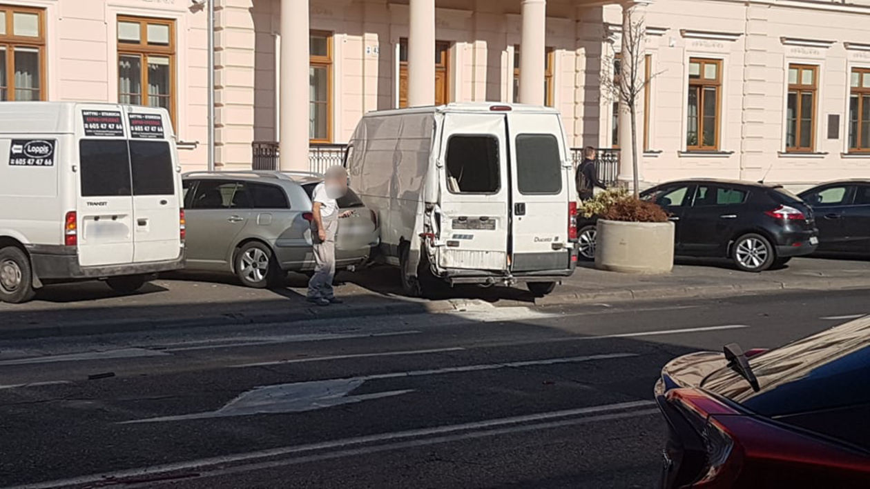  Cofając uderzył w autobus na Krakowskim Przedmieściu w Lublinie (zdjęcie 1) - Autor: Patryk Pytlak