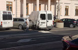 Cofając uderzył w autobus na Krakowskim Przedmieściu w Lublinie (zdjęcie 3)