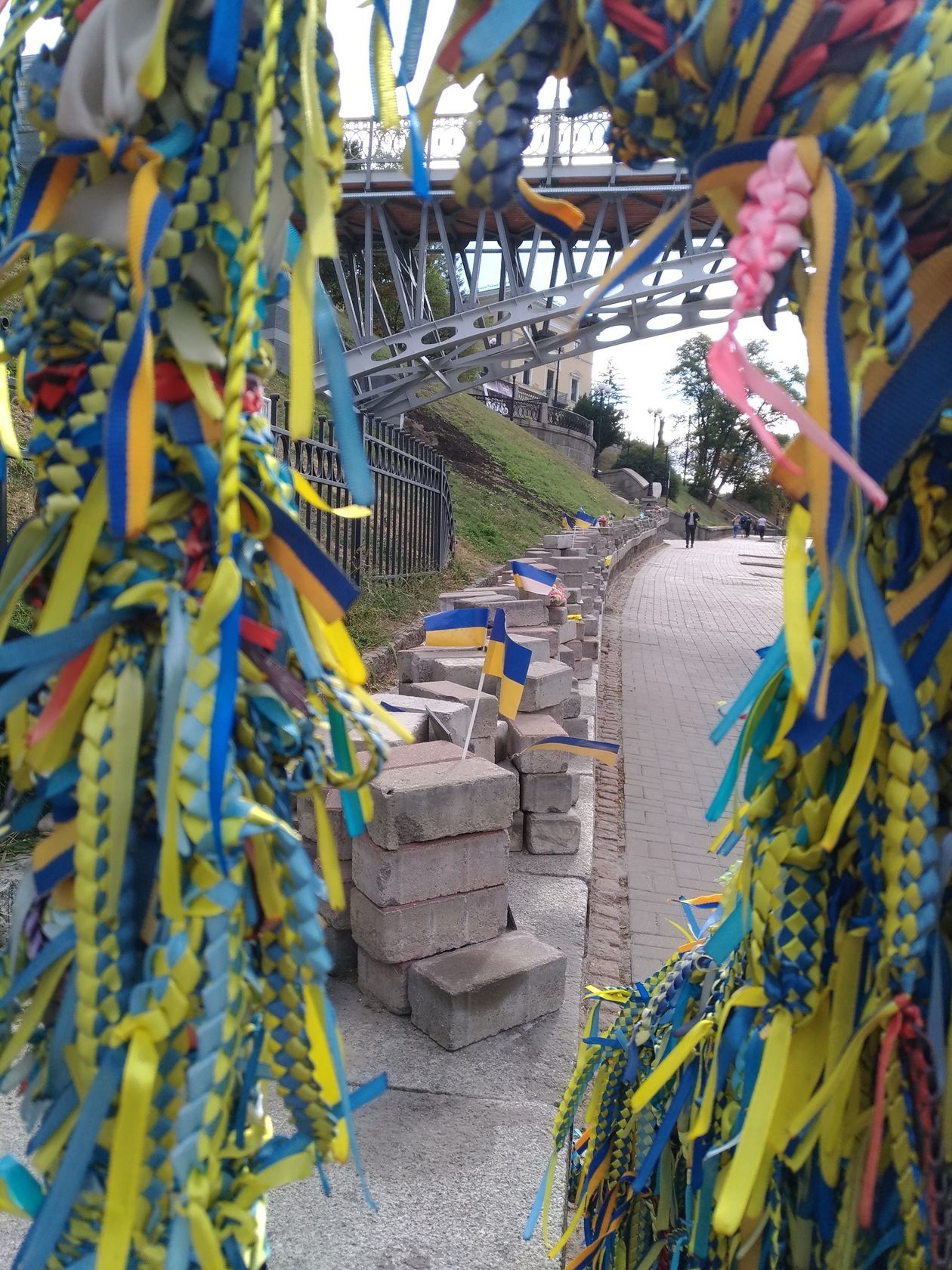  <p>Sprzedawane na Majdanie plecione sznureczki w kolorach ukraińskiej flagi powiewają potem na pomniku wydarzeń z 2014 r.&nbsp;</p>