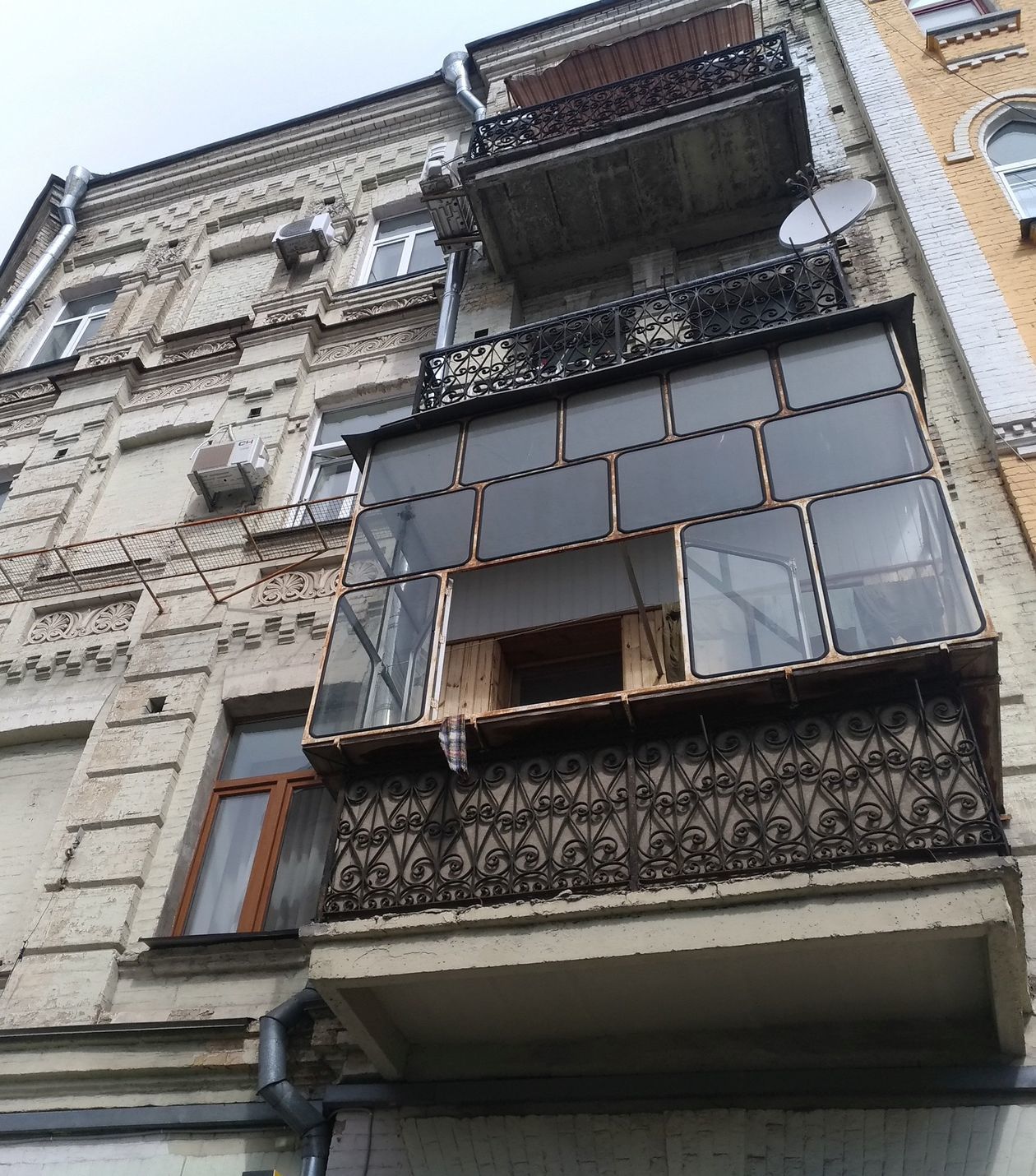 <p>W Kijowie praktycznie każda firma, kt&oacute;ra produkuje okna, robi też zabudowy balkon&oacute;w</p>