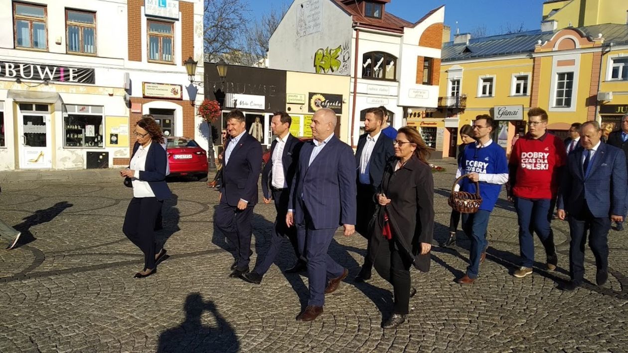  Jacek Sasin i parlamentarzyści na pl. Łuczkowskiego w Chełmie (zdjęcie 1) - Autor: wz