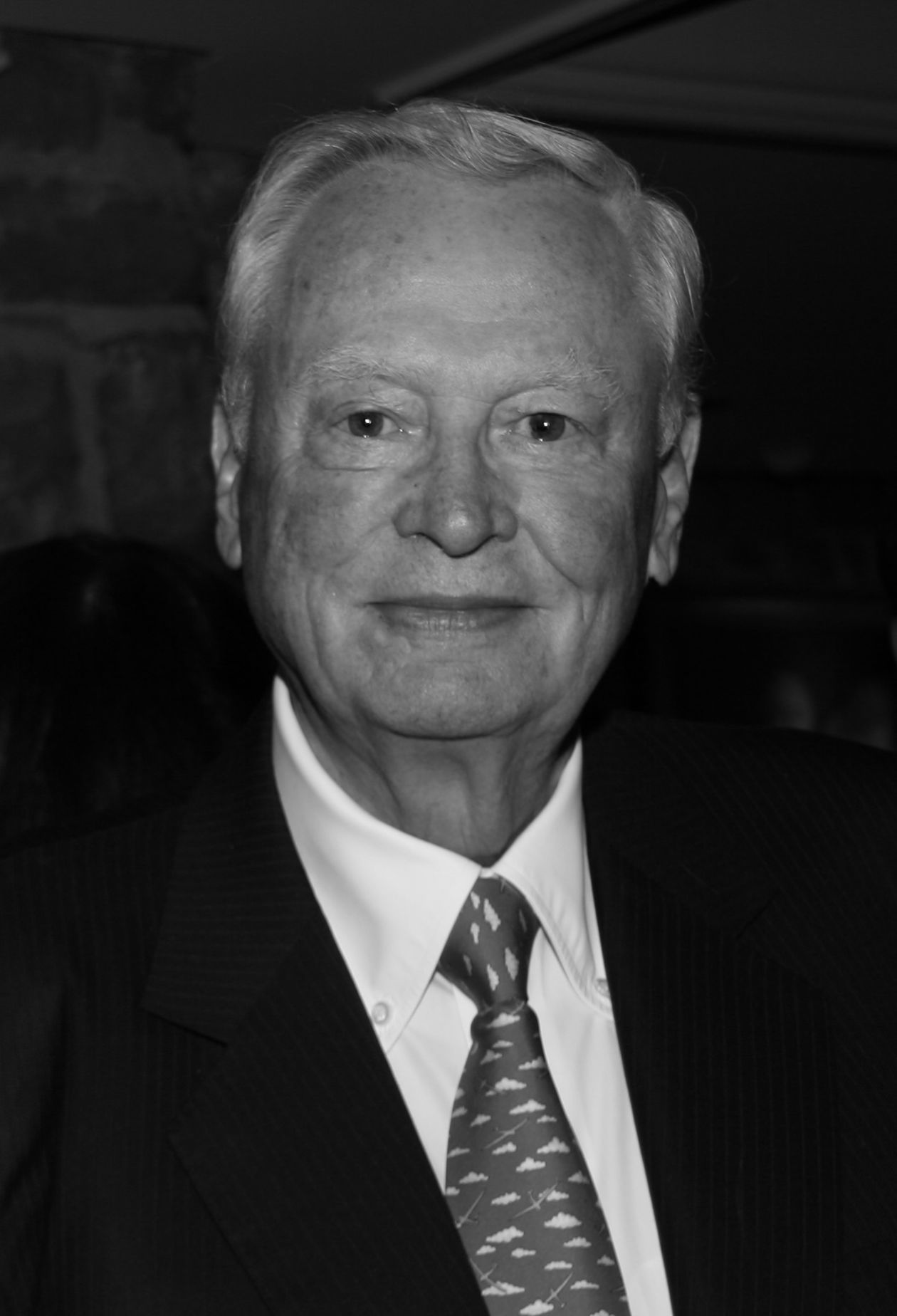  <p class="Normal">Słynny hotelarz i&nbsp;filantrop, jeden z&nbsp;najbogatszych ludzi na świecie. Miał 91 lat.</p>
<p class="Normal">Urodził się w&nbsp;Dallas. Po pewnym czasie przeprowadził się z&nbsp;ojcem Conradem N. Hiltonem do Los Angeles i&nbsp;rozpoczął tam pierwszą pracę w&nbsp;hotelu. Hilton spędził dwie dekady jako przedsiębiorca, zanim w&nbsp;1966 roku zastąpił ojca jako prezes zarządu Hilton Hotels Corp. Nawet po przejściu na emeryturę w&nbsp;1996 r. pozostał prezesem zarządu.</p>
<p class="Normal">Prywatnie Barron Hilton był dziadkiem celebrytki Paris Hilton.</p>