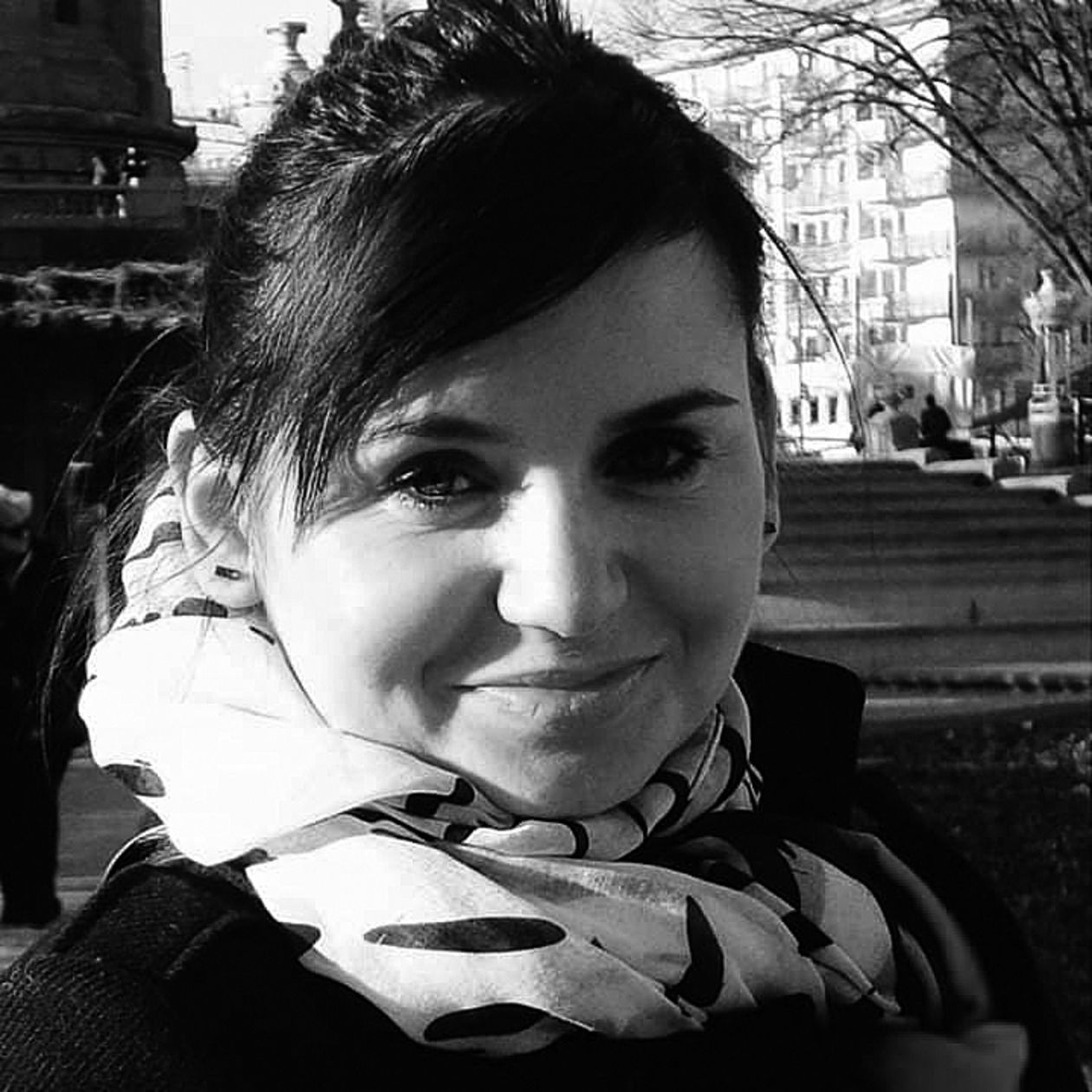  <p class="Normal">Była pracownikiem Katedry Prawa Międzynarodowego i&nbsp;Amerykańskiego na Wydziale Prawa, Prawa Kanonicznego i&nbsp;Administracji KUL.</p>
<p class="Normal">Przedmiotem Jej badań były zagadnienia międzynarodowego prawa karnego i&nbsp;humanitarnego, odpowiedzialności międzynarodowej, sądownictwa międzynarodowego i&nbsp;organizacji międzynarodowych.</p>
<p class="Normal">Miała szczeg&oacute;lny dar znajdowania interesujących temat&oacute;w, kt&oacute;re prezentowała zar&oacute;wno w&nbsp;pracach naukowych, jak i&nbsp;podczas licznych konferencji naukowych. Swoją wiedzę pogłębiała, uczestnicząc w&nbsp;zagranicznych szkoleniach i&nbsp;stażach naukowych. Przez dwie kadencje była członkiem Komisji Rewizyjnej Grupy Polskiej Stowarzyszenia Prawa Międzynarodowego.</p>
<p class="Normal">Ogromną pasją dr Kingi Stasiak była dydaktyka. Prowadzone przez nią zajęcia cieszyły się ogromnym zainteresowaniem student&oacute;w, kt&oacute;rzy uczęszczali na nie z&nbsp;entuzjazmem &ndash;&nbsp;wykładała prawo międzynarodowe publiczne i&nbsp;powiązane z&nbsp;nim przedmioty w&nbsp;języku polskim i&nbsp;angielskim. Przez wiele lat z&nbsp;niezwykłym zaangażowaniem przygotowywała drużyny KUL do udziału w&nbsp;międzynarodowych konkursach prawniczych. Wsp&oacute;lnie z&nbsp;przyjaci&oacute;łmi angażowała się w&nbsp;dzieła charytatywne, organizując pomoc potrzebującym m.in. w&nbsp;ramach akcji Szlachetna Paczka czy wspierając fundusz UNICEF.</p>
