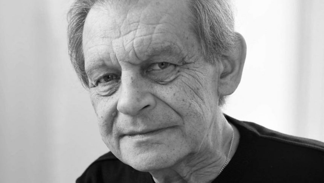  <p class="Normal">Dyrektor Polskiej Opery Kr&oacute;lewskiej, reżyser, aktor, doktor sztuki teatru i&nbsp;profesor Akademii Teatralnej w&nbsp;Warszawie. Jako jedyny reżyser na świecie zrealizował wszystkie dzieła sceniczne Mozarta, a&nbsp;także wszystkie dzieła sceniczne Monteverdiego. Był związany z&nbsp;Operą im. Stanisława Moniuszki w&nbsp;Poznaniu, a&nbsp;także z&nbsp;Teatrem Wielkim w&nbsp;Warszawie. Miał 71 lat.</p>
