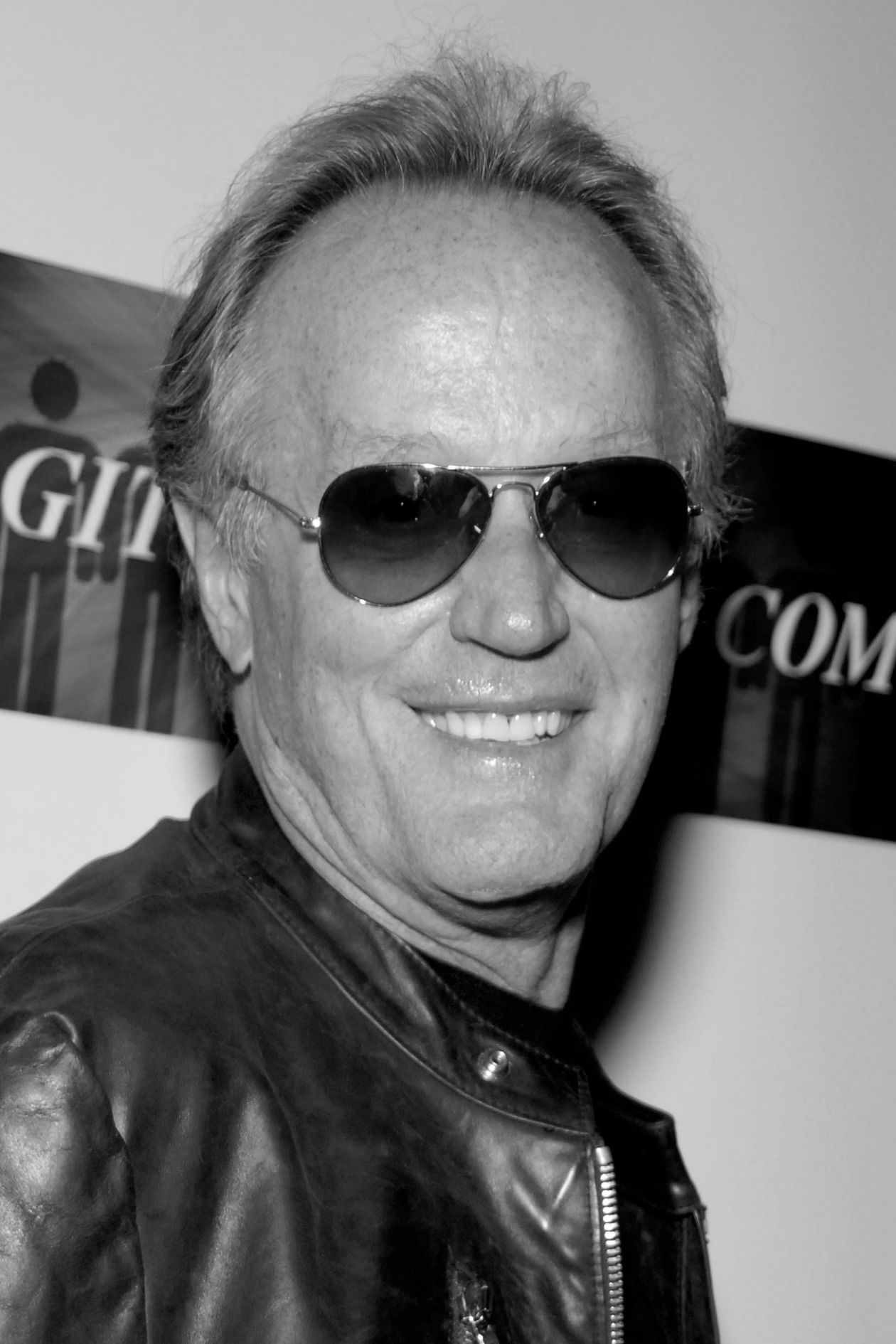 <p class="Normal">Amerykański aktor, scenarzysta oraz reżyser filmowy i&nbsp;telewizyjny. Pochodził z&nbsp;aktorskiej rodziny &ndash;&nbsp;syn Henry&rsquo;ego, brat Jane, ojciec Bridget.</p>
<p class="Normal">Sławę przyni&oacute;sł mu Swobodny jeździec (Easy Rider, 1969) &ndash;&nbsp;Fonda nie tylko zagrał w&nbsp;nim jedną z&nbsp;gł&oacute;wnych r&oacute;l, ale był także wsp&oacute;łtw&oacute;rcą scenariusza i&nbsp;wsp&oacute;łproducentem filmu. Zrealizowane wsp&oacute;lnie z&nbsp;Dennisem Hopperem dzieło, opowiadające o&nbsp;podr&oacute;ży dw&oacute;ch motocyklist&oacute;w przez Południe USA w&nbsp;burzliwych latach 60., szybko zyskało status filmu kultowego, a&nbsp;Fonda do dziś jest kojarzony gł&oacute;wnie z&nbsp;rolą Wyatta. Stał się bohaterem piosenki &bdquo;She Said She Said&rdquo; (1966) Beatels&oacute;w.</p>
<p class="Normal">Miał na swoim koncie dwie nominacje do Oscara: za scenariusz Swobodnego jeźdźca oraz gł&oacute;wną rolę Ulyssesa &bdquo;Ulee&rdquo; Jacksona w&nbsp;Złocie Uleego (1997).</p>