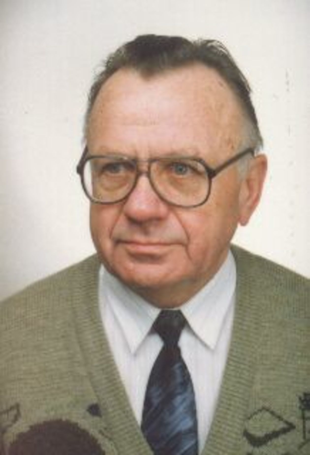  <p class="Normal">Dyrektor Ośrodka Techniki Optotelekomunikacyjnej w&nbsp;Lublinie &ndash;&nbsp;pierwszej w&nbsp;Polsce fabryki wł&oacute;kien i&nbsp;kabli światłowodowych, produkowanych w&nbsp;oparciu o&nbsp;opracowaną na Uniwersytecie Marii Curie-Skłodowskiej oryginalną technologię produkcji światłowod&oacute;w.</p>
<p class="Normal">Zesp&oacute;ł kierowany przez dyrektora Stanisława Zbyrada zbudował w&nbsp;1979 roku pierwszą w&nbsp;Polsce i&nbsp;jedną z&nbsp;pierwszych na świecie telekomunikacyjną linię światłowodową. Był autorem wielu artykuł&oacute;w poświęconych technice telekomunikacji i&nbsp;tw&oacute;rcą<a name="_GoBack"></a> kilkudziesięciu patent&oacute;w i&nbsp;praw ochronnych.</p>