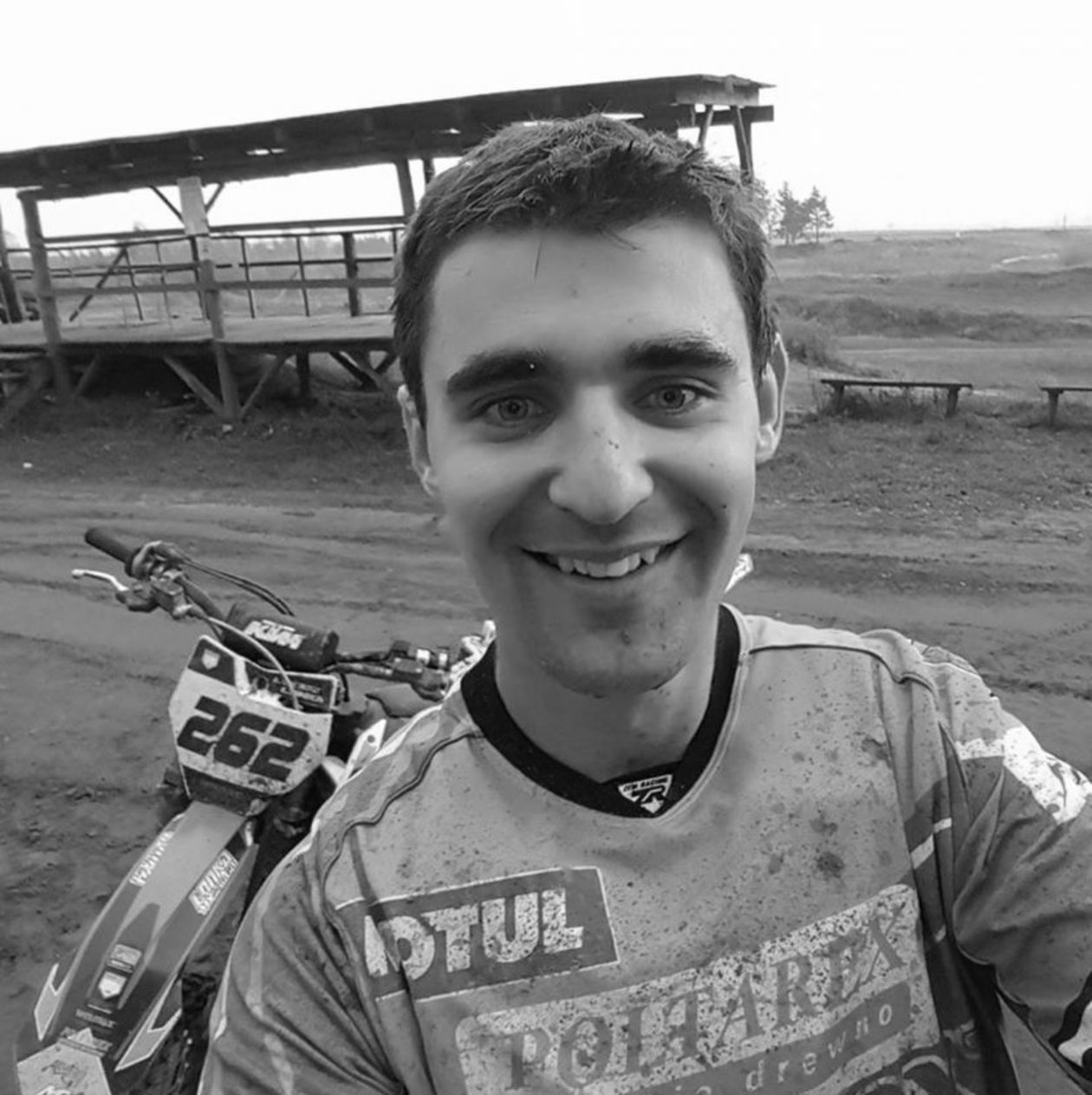  <p class="Normal">Wybitny sportowiec uległ wypadkowi podczas zawod&oacute;w East&nbsp;Motocross Cup 2019 w&nbsp;Nowodworze koło Lubartowa. Upadł podczas skoku z&nbsp;najazdu. Był reanimowany i&nbsp;został zabrany przez śmigłowiec do szpitala w&nbsp;Lublinie, gdzie zmarł.</p>
<p class="Normal">Łukasz Lonka&nbsp;był motocrossowym mistrzem Polski w&nbsp;klasie MX Open.&nbsp;Reprezentował barwy&nbsp;AMK Człuch&oacute;w. Miał 29 lat.</p>