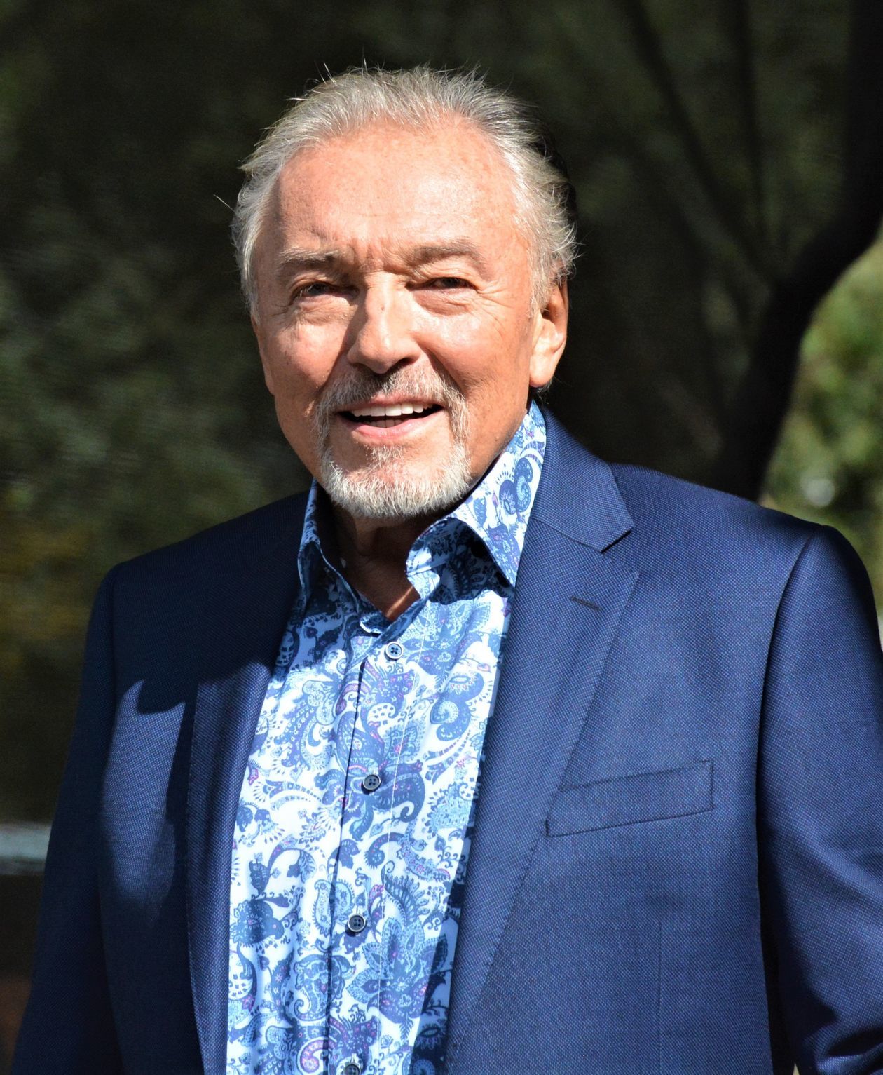  <p class="Normal">Legendarny czeski piosenkarz miał 80 lat. Uznawany był za najbardziej znanego czeskiego (wcześniej czechosłowackiego) piosenkarza w&nbsp;historii. W&nbsp;karierze został 41 razy nagrodzony nagrodą Złotego Czeskiego Słowika. Nagrał ok. 100 album&oacute;w autorskich i&nbsp;ponad 100 kompilacji. Szacuje się, że sprzedał od 30 do 100 milion&oacute;w płyt. Jego największe przeboje to &bdquo;Lady Carneval&rdquo;, &bdquo;Osłodzę sobie kawę&rdquo;, &bdquo;Gdzie masz, ptaszku, swoje gniazdo&rdquo; czy &bdquo;Dzwonki szczęścia&rdquo;.</p>
<p class="Normal">Śpiewał między innymi piosenki pop, arie operowe i&nbsp;operetkowe, adaptacje klasycznych pieśni, narodowych i&nbsp;ludowych piosenek (folklor), aranżacje melodii z&nbsp;musicali i&nbsp;piosenki country. Szczeg&oacute;lnie znane jest jego wykonanie arii z&nbsp;West Side Story &ndash;&nbsp;&bdquo;Maria&rdquo;. Wykonał lub adaptował w&nbsp;języku czeskim wiele światowych przeboj&oacute;w m.in. &bdquo;El condor pasa&rdquo;, &bdquo;By the Rivers of Babylon&rdquo;, &bdquo;Hot Stuff&rdquo;.</p>
<p class="Normal">W 2006 w&nbsp;Jevanach pod Pragą, w&nbsp;dawnej willi piosenkarza zostało otwarte poświęcone mu muzeum, Gottland.</p>