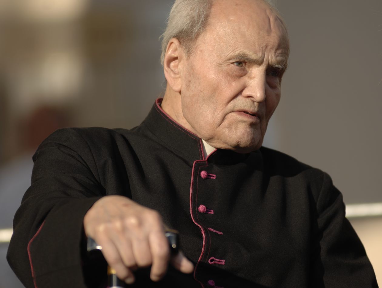  <p class="Normal">Arcybiskup senior archidiecezji lubelskiej. Był najstarszym polskim biskupem. W&nbsp;sierpniu skończyłby 98 lat.</p>
<p class="Normal">&ndash;&nbsp;Żegnamy człowieka zasłużonego dla Kościoła lubelskiego i&nbsp;naszego uniwersytetu. Ufamy, że usłyszał już słowa: &bdquo;Dobrze, sługo dobry i&nbsp;wierny. Wejdź do radości twego Pana&rdquo; &ndash;&nbsp;napisał ks. prof. Antoni Dębiński, rektor KUL.</p>
<p class="Normal">Abp Pylak urodził się w&nbsp;1921 roku w&nbsp;Łopienniku G&oacute;rnym (pow. krasnostawski). Mieszkał zaś w&nbsp;Łopienniku Nadrzecznym, gdzie do dziś stoi jego rodzinny dom.</p>
<p class="Normal">W&nbsp;1948 r. ukończył Wyższe Seminarium Duchowne w&nbsp;Lublinie, a&nbsp;rok p&oacute;źniej rozpoczął studia specjalistyczne z&nbsp;zakresu teologii dogmatycznej uwieńczone doktoratem. Od roku 1952 do 1997 był wykładowcą KUL. W&nbsp;1969 r. uzyskał habilitację, stanowisko profesora nadzwyczajnego otrzymał w&nbsp;1978 r., zaś profesora zwyczajnego w&nbsp;1988 r. W&nbsp;latach 1970&ndash;1978 kierował II Katedrą Teologii Dogmatycznej. W&nbsp;swoim bogatym dorobku naukowym koncentrował się wok&oacute;ł zagadnień eklezjologii, mariologii oraz teologii Eucharystii.</p>
<p class="Normal">W latach 1975&ndash;1997, jako biskup a&nbsp;następnie arcybiskup lubelski, pełnił funkcję wielkiego kanclerza KUL. &ndash;&nbsp;A&nbsp;także wiceprzewodniczącego Komisji Episkopatu Polski ds. KUL. W&nbsp;niełatwych czasach komunizmu, a&nbsp;p&oacute;źniej transformacji społecznej i&nbsp;gospodarczej, poświęcał wiele uwagi uniwersytetowi, nie tylko troszcząc się o&nbsp;jego potrzeby materialne związane z&nbsp;rozbudową KUL, ale r&oacute;wnież broniąc jego niezależności wobec władz komunistycznych i&nbsp;dbając o&nbsp;wolność badań naukowych &ndash;&nbsp;podkreśla ks. prof. Antoni Dębiński.</p>
<p class="Normal">Od 14 czerwca 1997 r. abp Bolesław Pylak był na emeryturze. Pod koniec maja 2016 r. świętował 50. rocznicę otrzymania sakry biskupiej. Samego jubilata na uroczystości w&nbsp;archikatedrze ze względu na wiek i&nbsp;stan zdrowia zabrakło.</p>