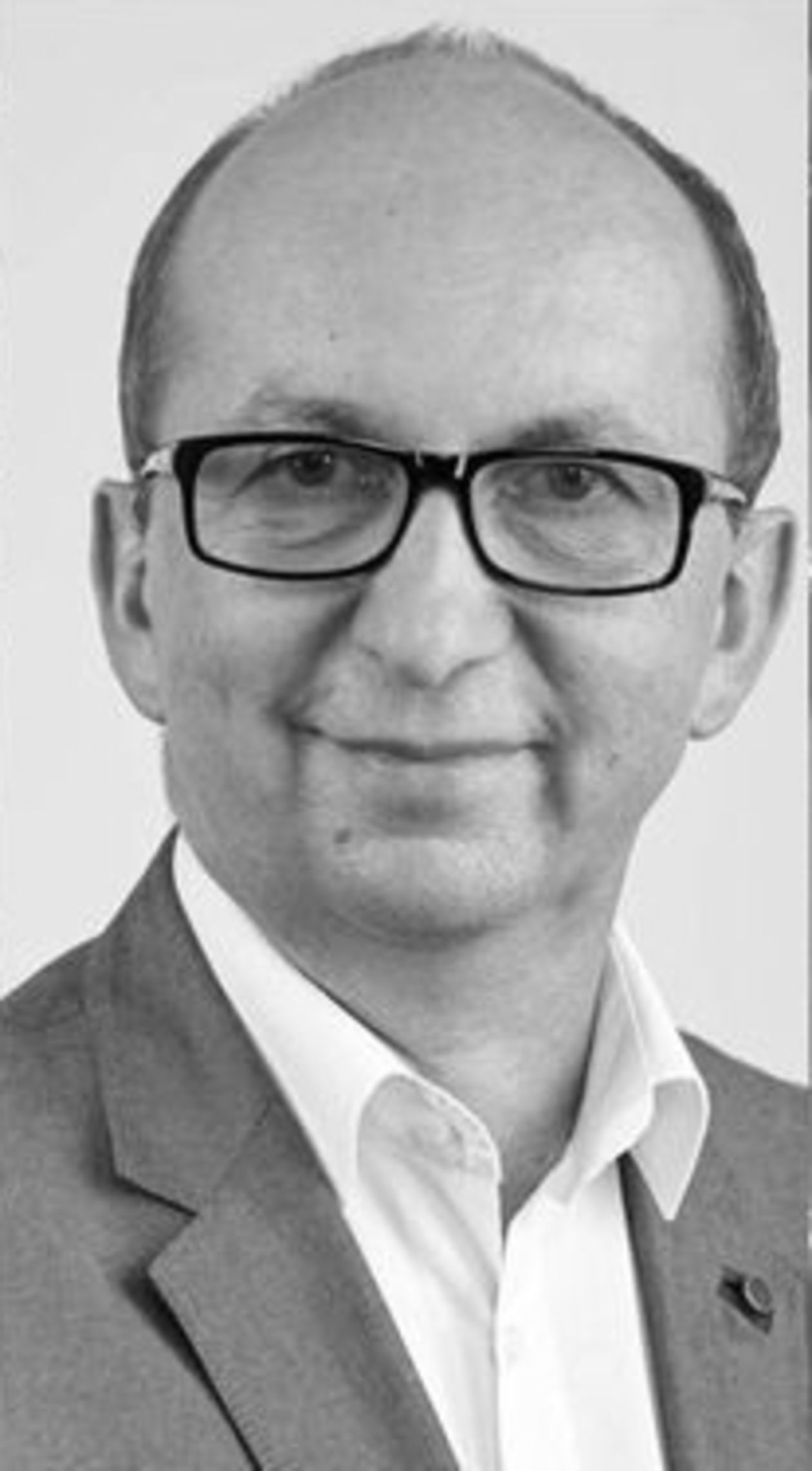 <p class="Normal">Dyrektor Muzeum Wsi Lubelskiej od 2013 do 2019 roku. Wcześniej pracował m.in. w&nbsp;Og&oacute;lnokształcącej Szkole Muzycznej im. Karola Lipińskiego w&nbsp;Lublinie. Był także dyrektorem departamentu kultury w&nbsp;Urzędzie Marszałkowskim w&nbsp;Lublinie i&nbsp;wieloletnim działaczem Polskiego Stronnictwa Ludowego. Miał 55 lat.</p>
<p class="Normal">&ndash; Jednym z&nbsp;ważniejszych cel&oacute;w, kt&oacute;re przyjął i&nbsp;sukcesywnie realizował pełniąc funkcję Dyrektora Muzeum była integracja środowiska muzealnego. Dzięki jego zaangażowaniu i&nbsp;włożonemu trudowi Muzeum zostały przyznane liczne nagrody i&nbsp;wyr&oacute;żnienia w&nbsp;tym &bdquo;Złoty Żuraw 2014&rdquo; (I miejsce), czy też tytuł &bdquo;Najlepszej inwestycji oddanej do użytku w&nbsp;latach 2012&ndash;2014 na terenie wojew&oacute;dztwa lubelskiego&rdquo; &ndash;&nbsp;Miasteczko prowincjonalne Europy Środkowej w&nbsp;Muzeum Wsi Lubelskiej &ndash;&nbsp;pożegnali Mirosława Korbuta jego wsp&oacute;łpracownicy.</p>