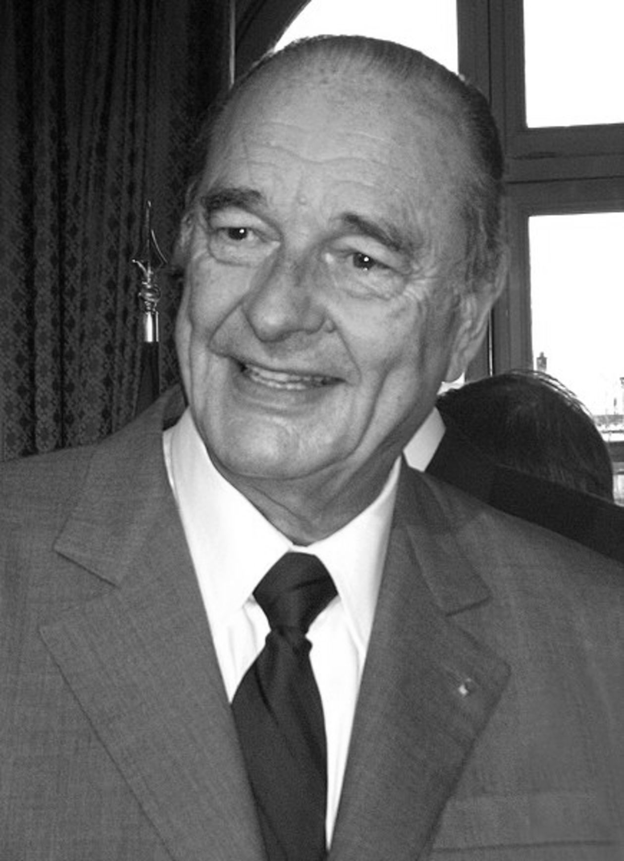  <p class="Normal"><span class="noprint">F</span>rancuski polityk, w&nbsp;latach 1995&ndash;2007 prezydent Francji i&nbsp;jednocześnie wsp&oacute;łksiążę Andory, w&nbsp;latach 1974&ndash;1976 oraz 1986&ndash;1988 premier Francji, w&nbsp;latach 1977&ndash;1995 mer Paryża.</p>
<p class="Normal">Działał na scenie politycznej przez 45 lat, był ostatnim prezydentem Francji urodzonym przed II wojną światową i&nbsp;ostatnim zaangażowanym w&nbsp;politykę jeszcze w&nbsp;czasie prezydentury generała Charles&rsquo;a de Gaulle&rsquo;a.</p>