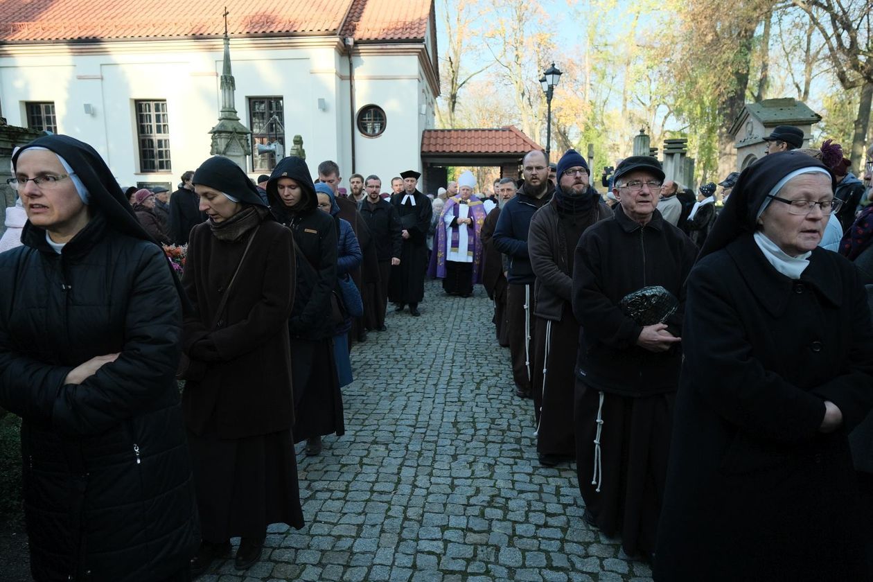  Procesja żałobna na cmentarzu przy ul. Lipowej (zdjęcie 1) - Autor: Maciej Kaczanowski