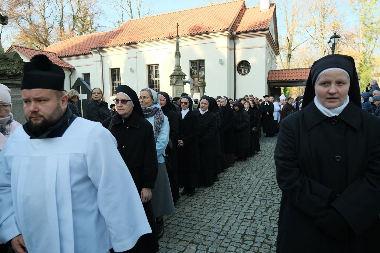  Procesja żałobna na cmentarzu przy ul. Lipowej (zdjęcie 1) - Autor: Maciej Kaczanowski