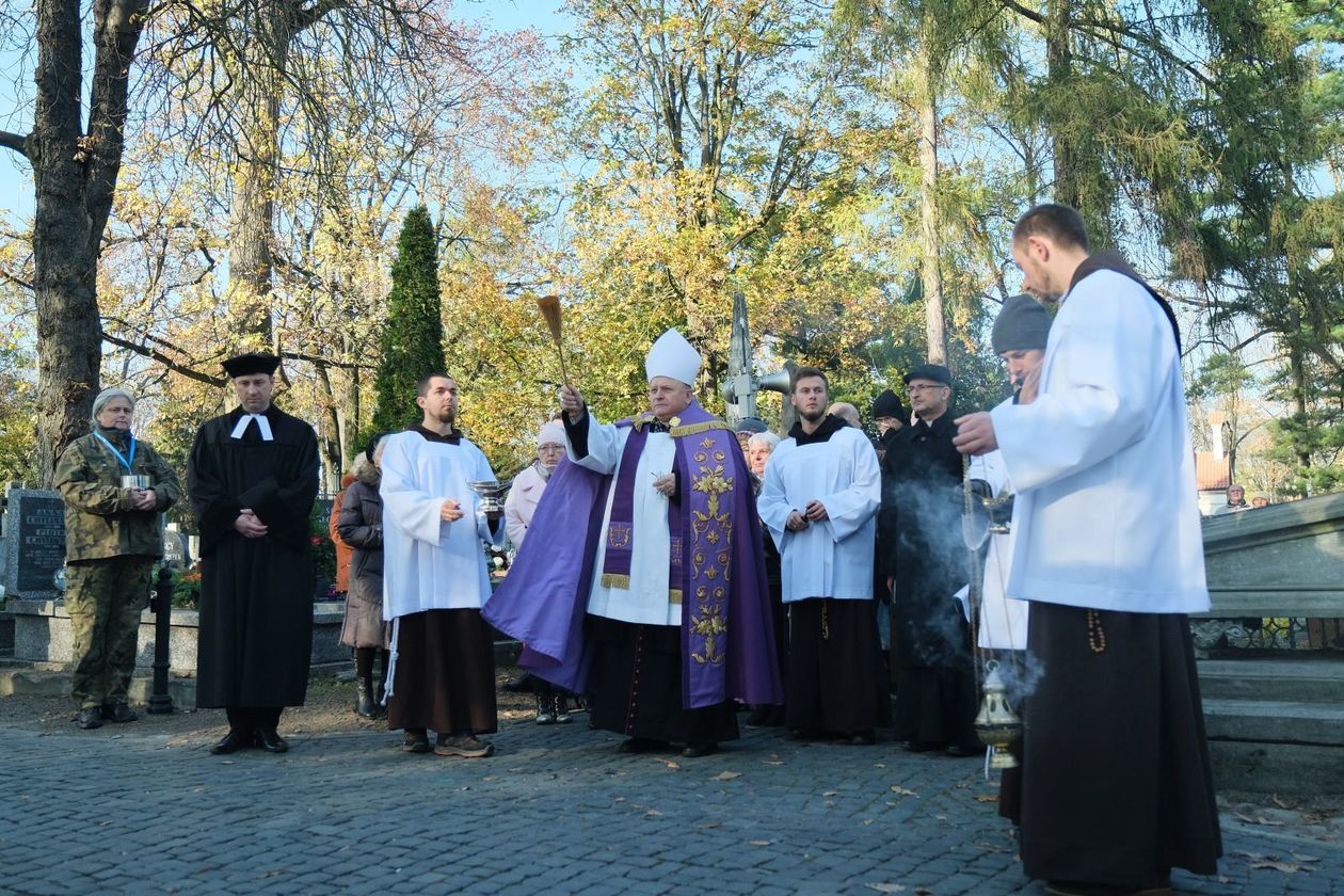  Procesja żałobna na cmentarzu przy ul. Lipowej (zdjęcie 1) - Autor: Maciej Kaczanowski