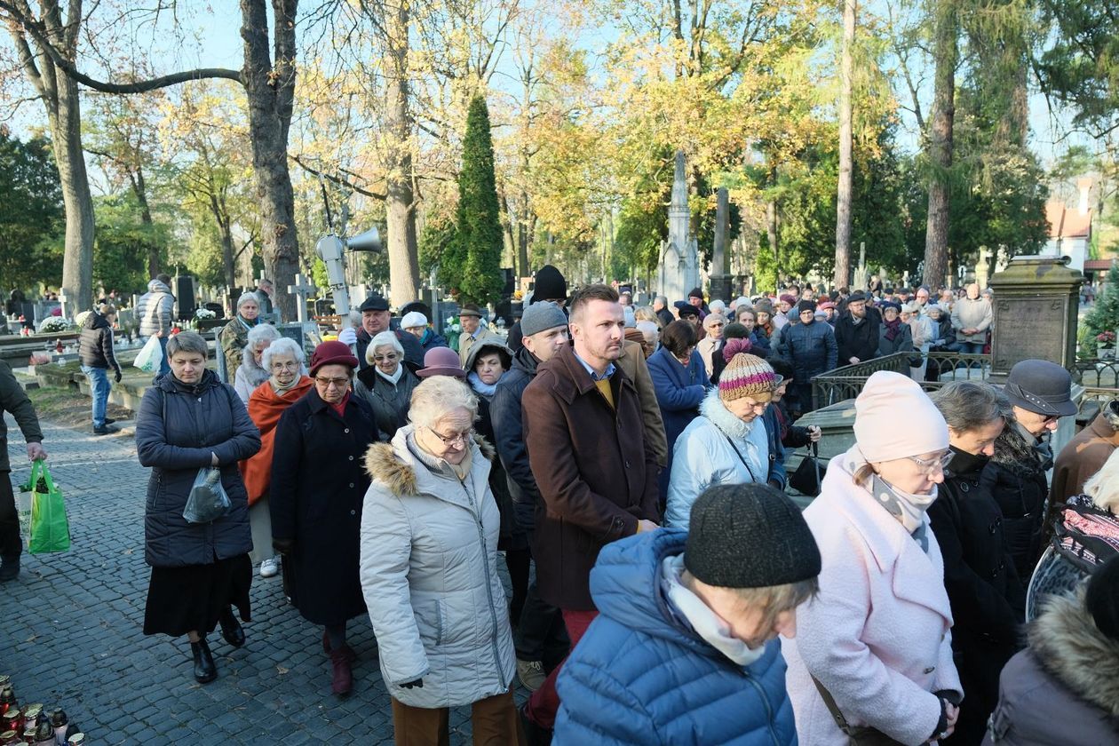 Procesja żałobna na cmentarzu przy ul. Lipowej (zdjęcie 1) - Autor: Maciej Kaczanowski