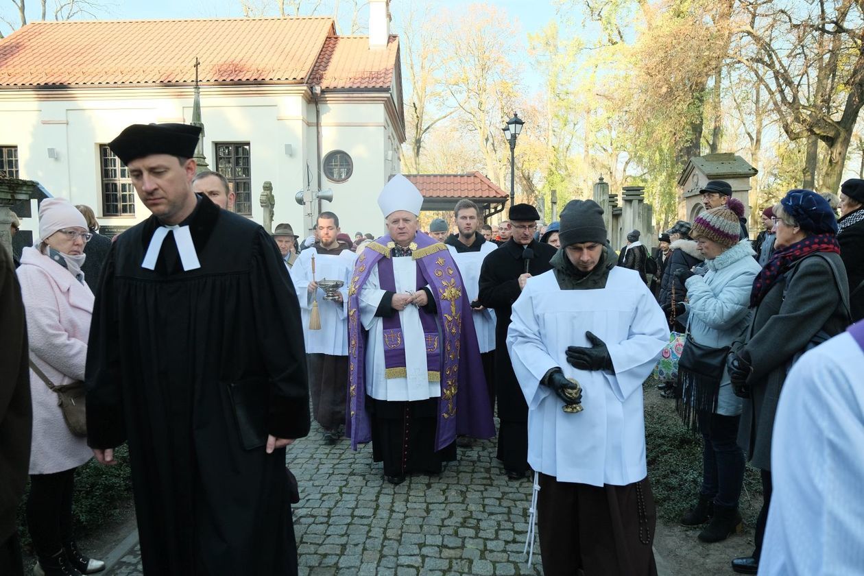  Procesja żałobna na cmentarzu przy ul. Lipowej (zdjęcie 1) - Autor: Maciej Kaczanowski