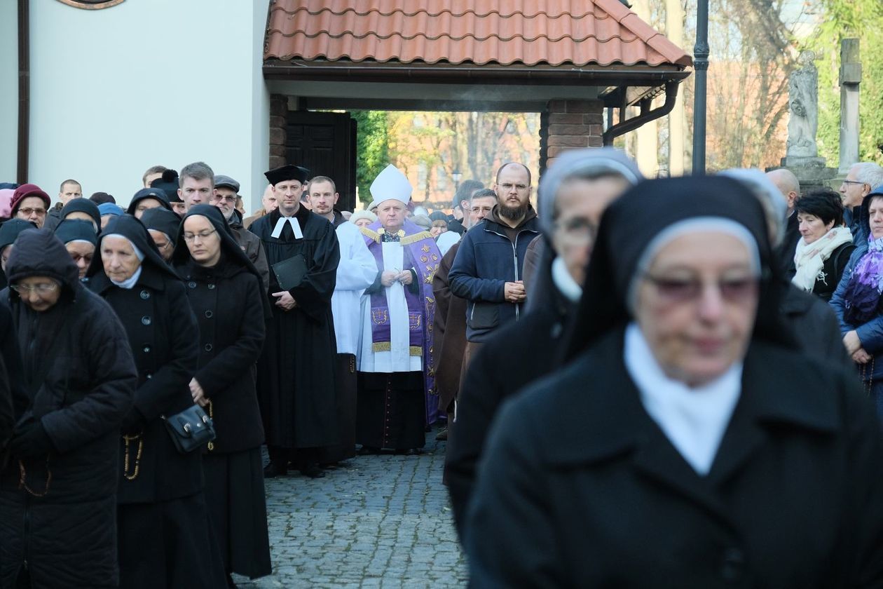  Procesja żałobna na cmentarzu przy ul. Lipowej (zdjęcie 1) - Autor: Maciej Kaczanowski