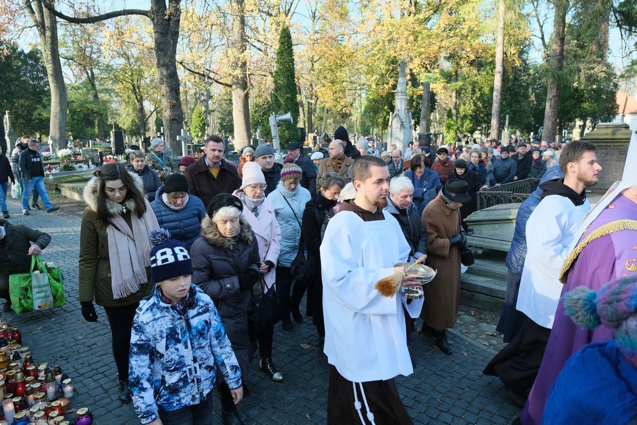  Procesja żałobna na cmentarzu przy ul. Lipowej (zdjęcie 1) - Autor: Maciej Kaczanowski