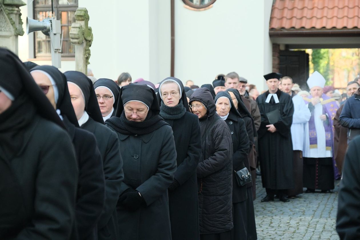  Procesja żałobna na cmentarzu przy ul. Lipowej (zdjęcie 1) - Autor: Maciej Kaczanowski