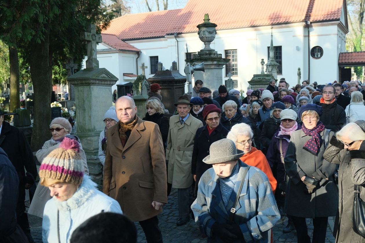  Procesja żałobna na cmentarzu przy ul. Lipowej (zdjęcie 1) - Autor: Maciej Kaczanowski