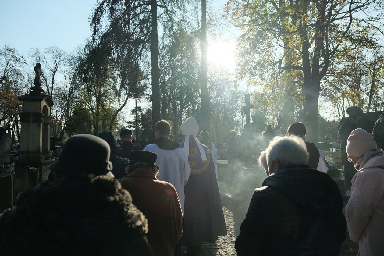  Procesja żałobna na cmentarzu przy ul. Lipowej (zdjęcie 1) - Autor: Maciej Kaczanowski