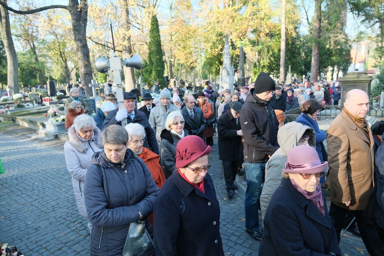  Procesja żałobna na cmentarzu przy ul. Lipowej (zdjęcie 1) - Autor: Maciej Kaczanowski