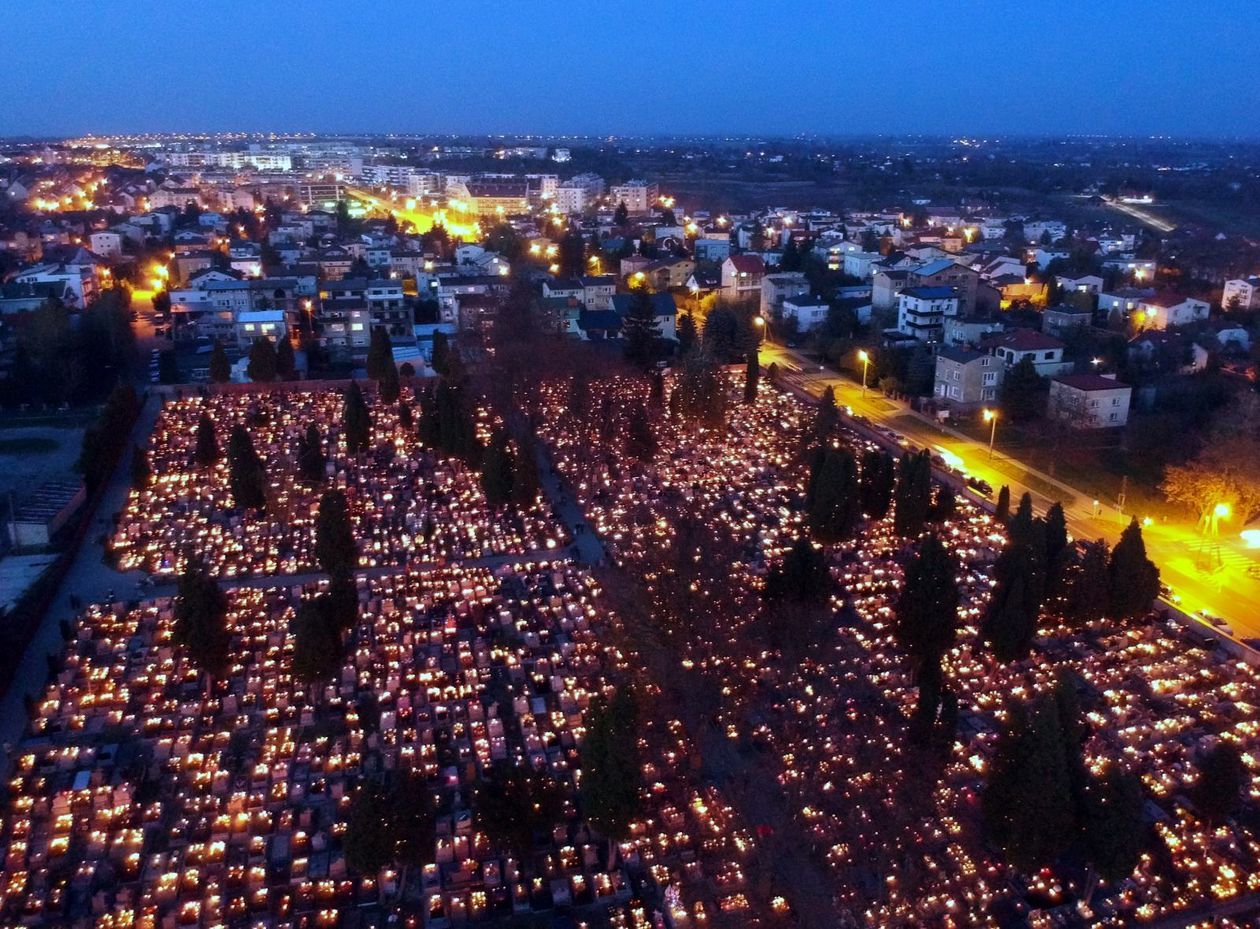  Cmentarz przy ul. Walecznych w świątecznej iluminacji (zdjęcie 1) - Autor: Maciej Kaczanowski