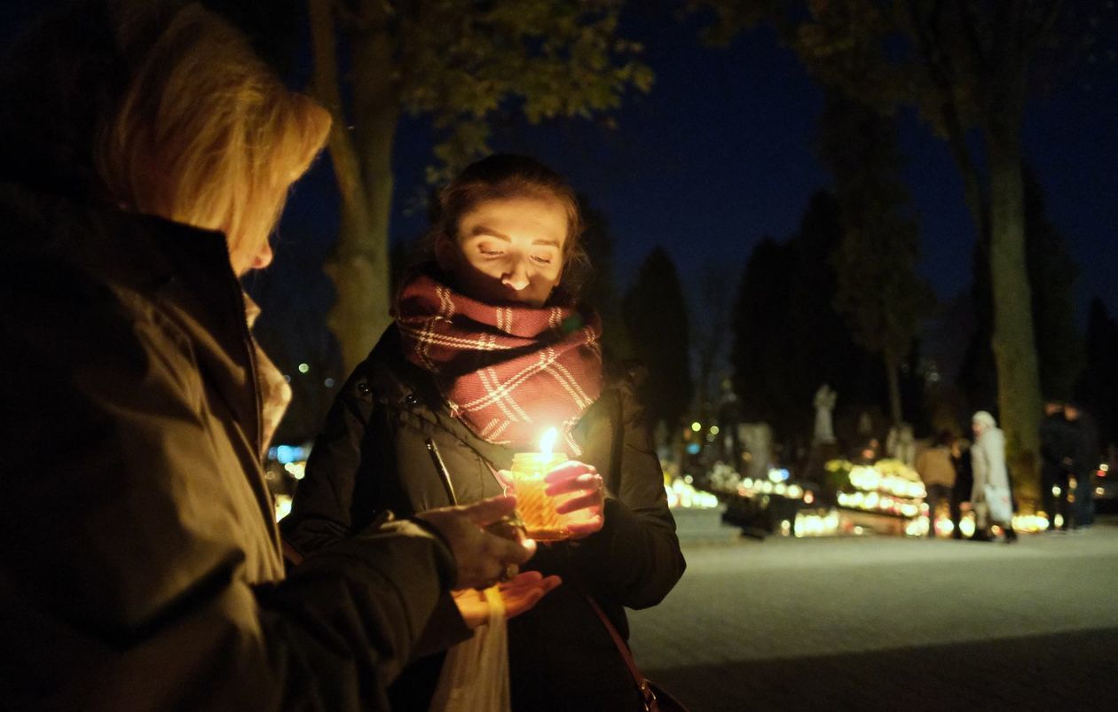  Cmentarz przy ul. Walecznych w świątecznej iluminacji (zdjęcie 1) - Autor: Maciej Kaczanowski