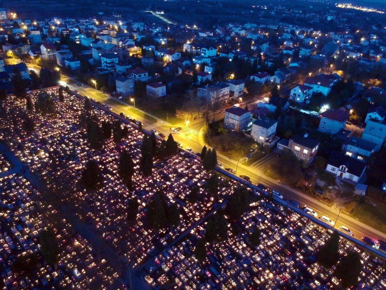  Cmentarz przy ul. Walecznych w świątecznej iluminacji (zdjęcie 1) - Autor: Maciej Kaczanowski