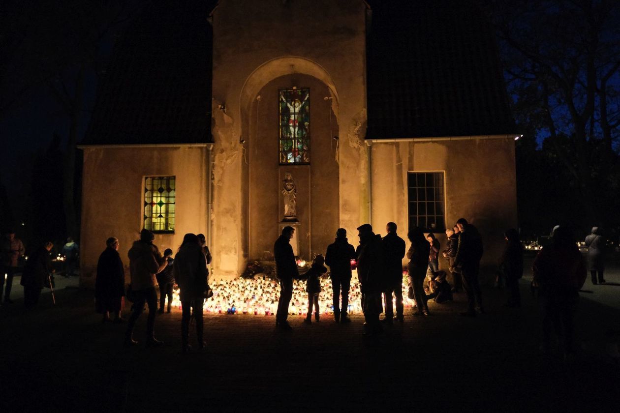  Cmentarz przy ul. Walecznych w świątecznej iluminacji (zdjęcie 1) - Autor: Maciej Kaczanowski