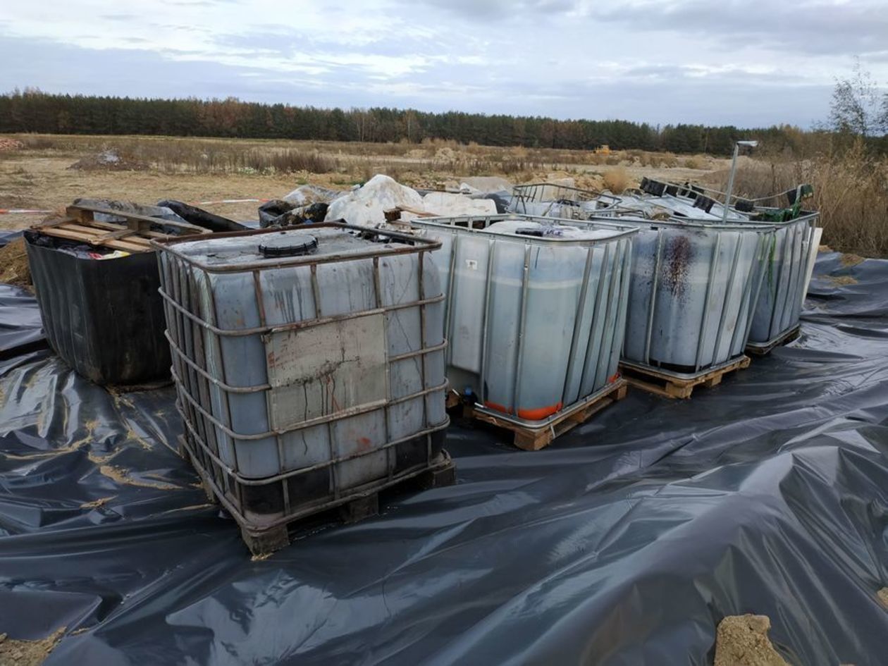  Niebezpieczne odpady w gminie Niemce (zdjęcie 1) - Autor: UG Niemce