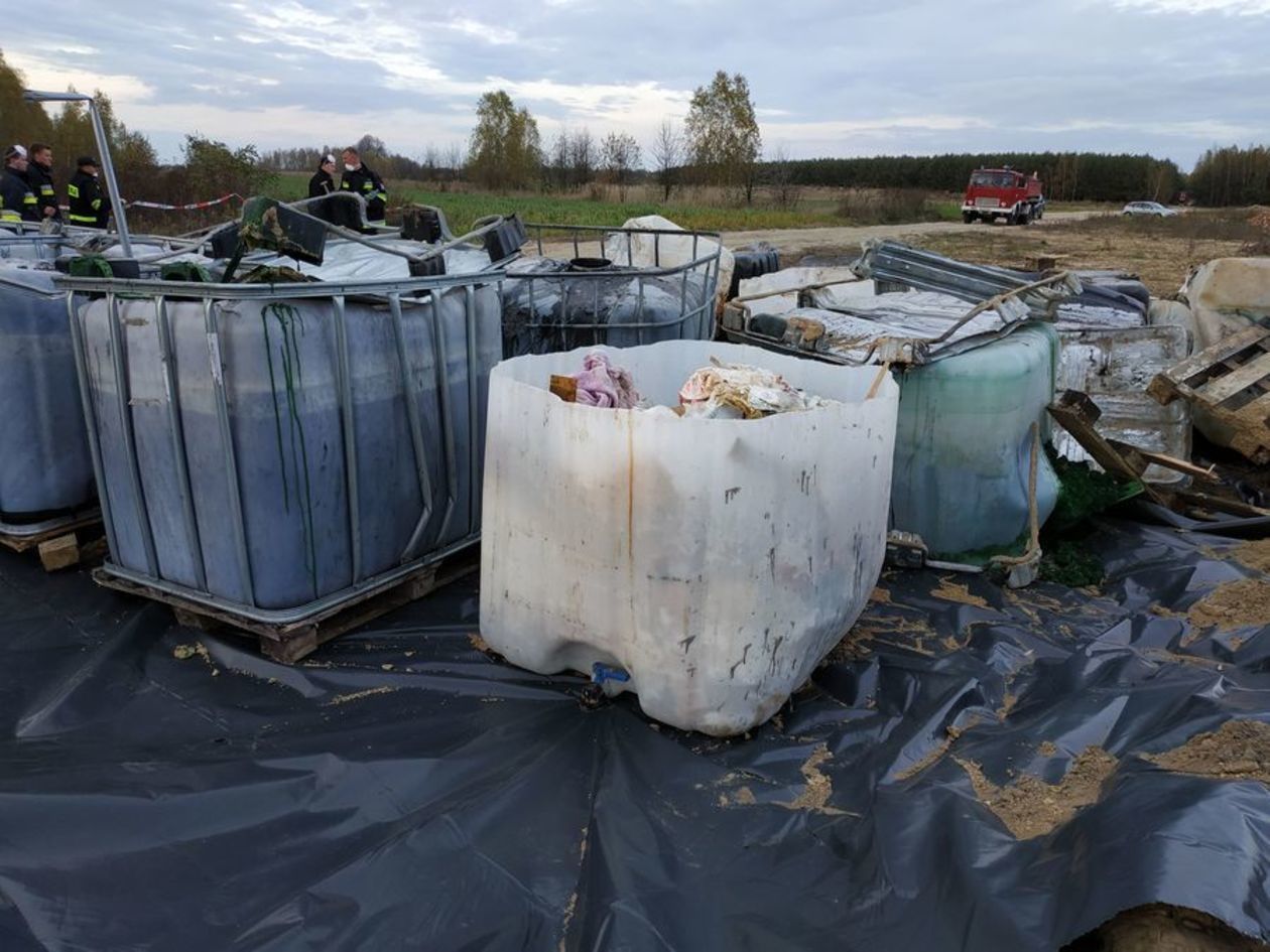  Niebezpieczne odpady w gminie Niemce (zdjęcie 1) - Autor: UG Niemce