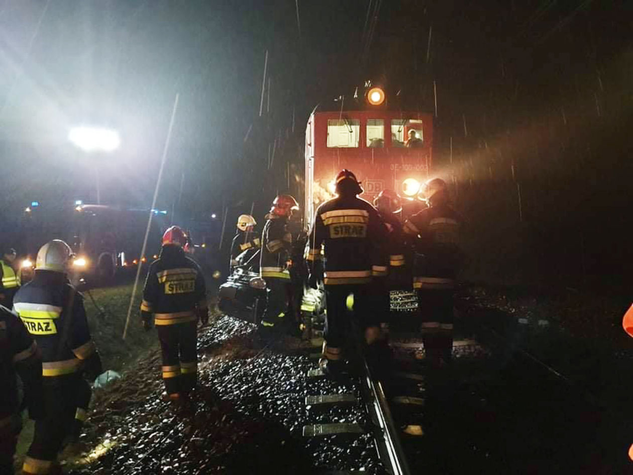  Styrzyniec. Tragiczny wypadek na przejeździe kolejowym (zdjęcie 1) - Autor: OSP KSRG Sławacinek Stary