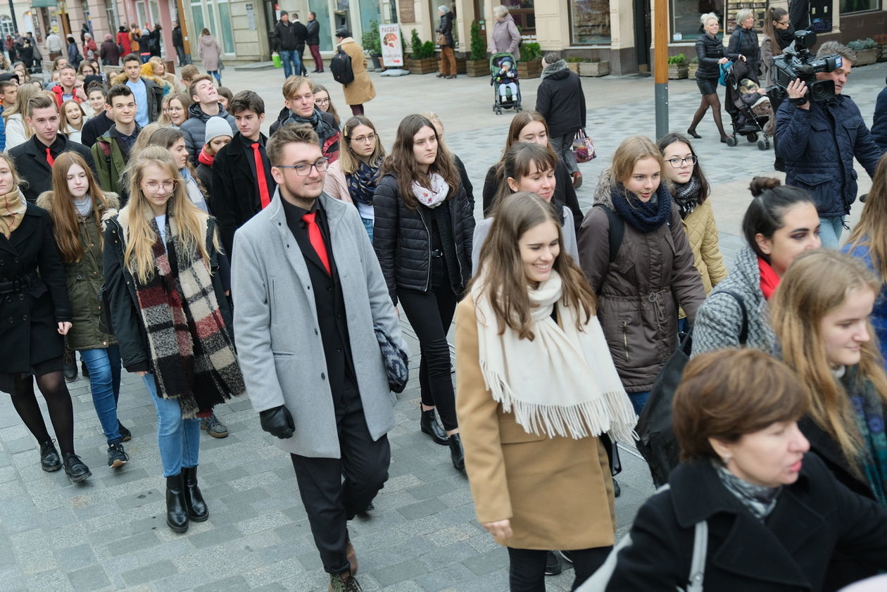  Społeczność III LO im. Unii Lubelskiej celebruje Święto Niepodległości (zdjęcie 1) - Autor: Maciej Kaczanowski