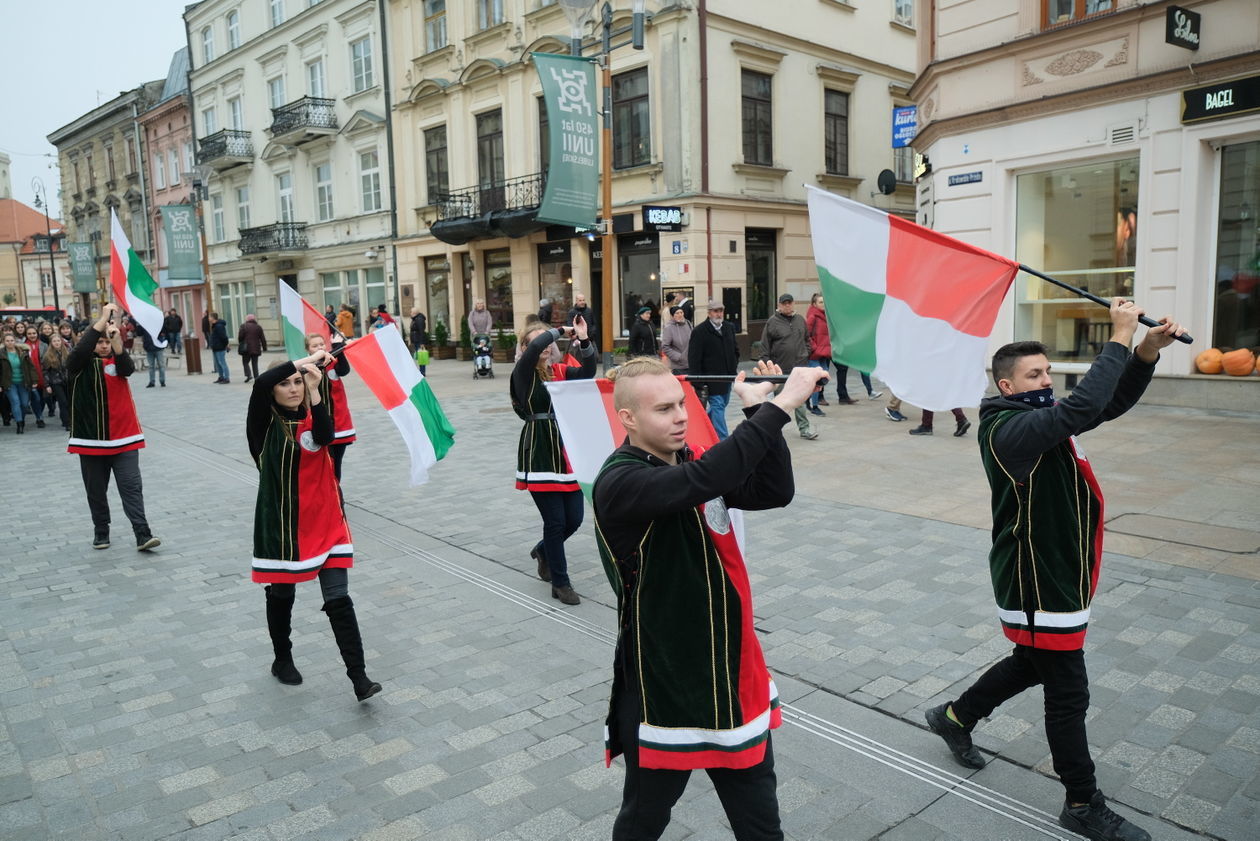  Społeczność III LO im. Unii Lubelskiej celebruje Święto Niepodległości (zdjęcie 1) - Autor: Maciej Kaczanowski