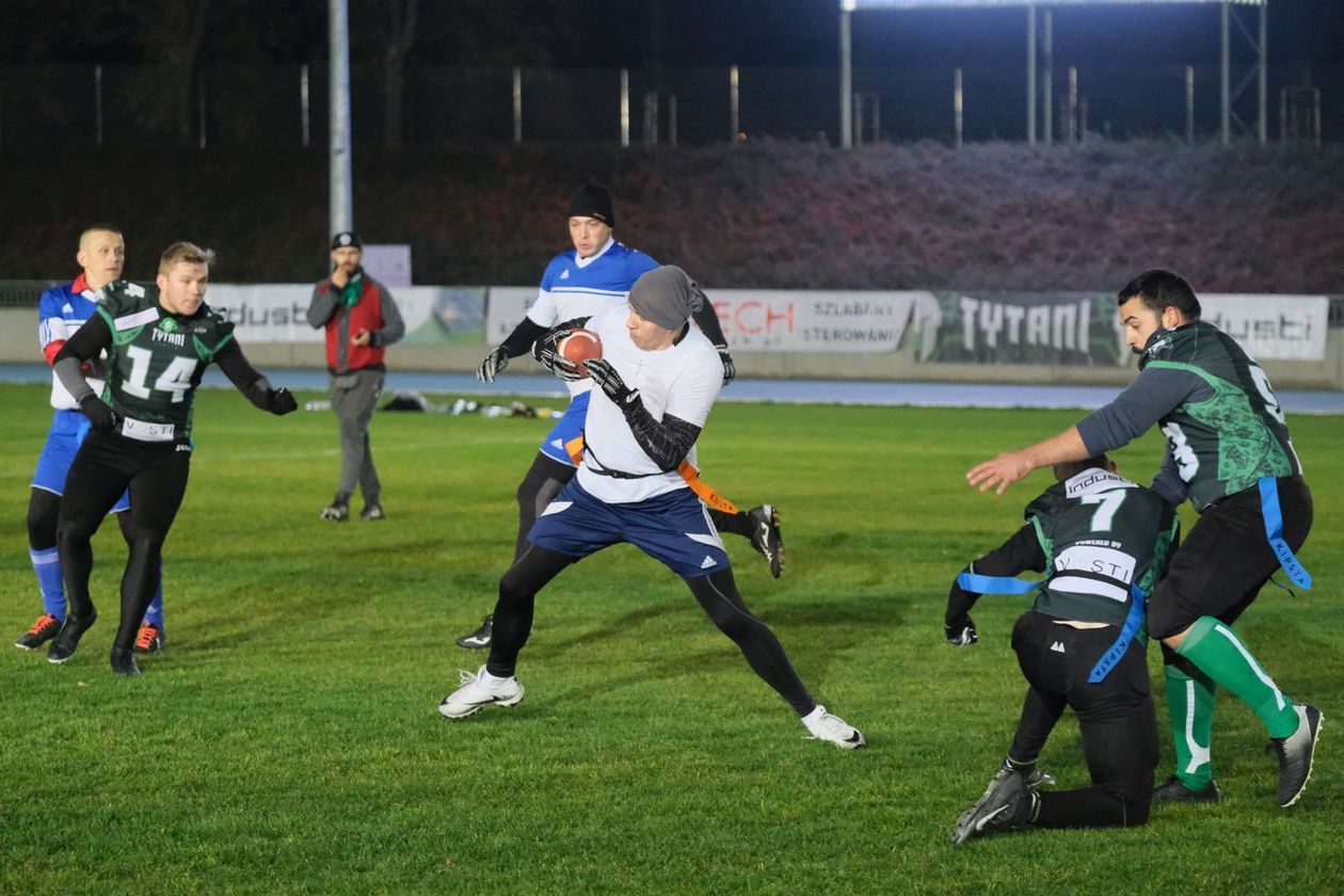 Trzeci charytatywny mecz futbolu flagowego Tytani vs Drużyna Wojska Polskiego (zdjęcie 1) - Autor: Maciej Kaczanowski