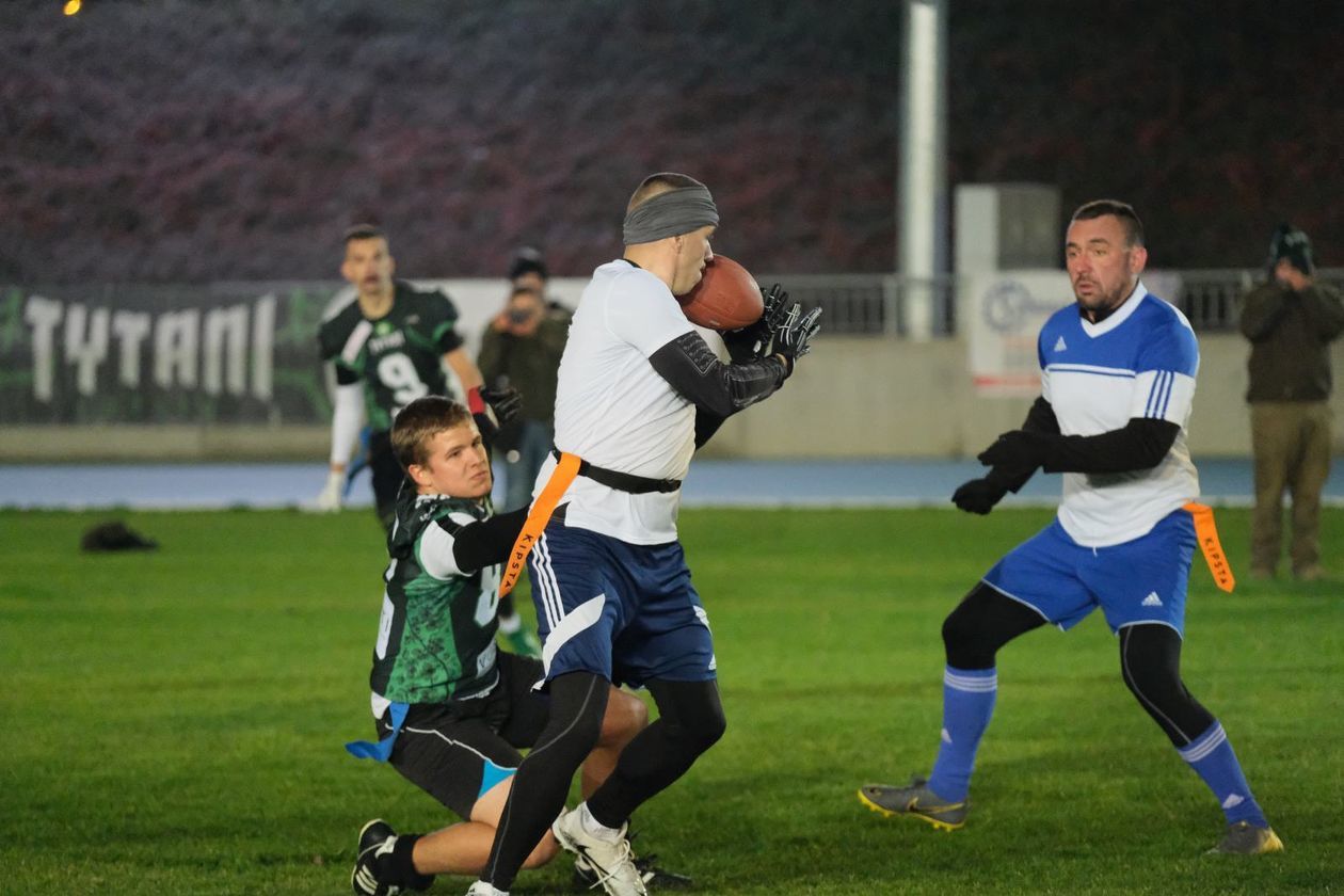  Trzeci charytatywny mecz futbolu flagowego Tytani vs Drużyna Wojska Polskiego (zdjęcie 1) - Autor: Maciej Kaczanowski