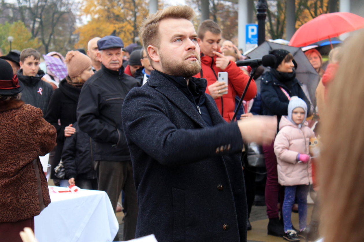  Orkiestra akompaniowała, puławianie śpiewali  (zdjęcie 1) - Autor: Radosław Szczęch