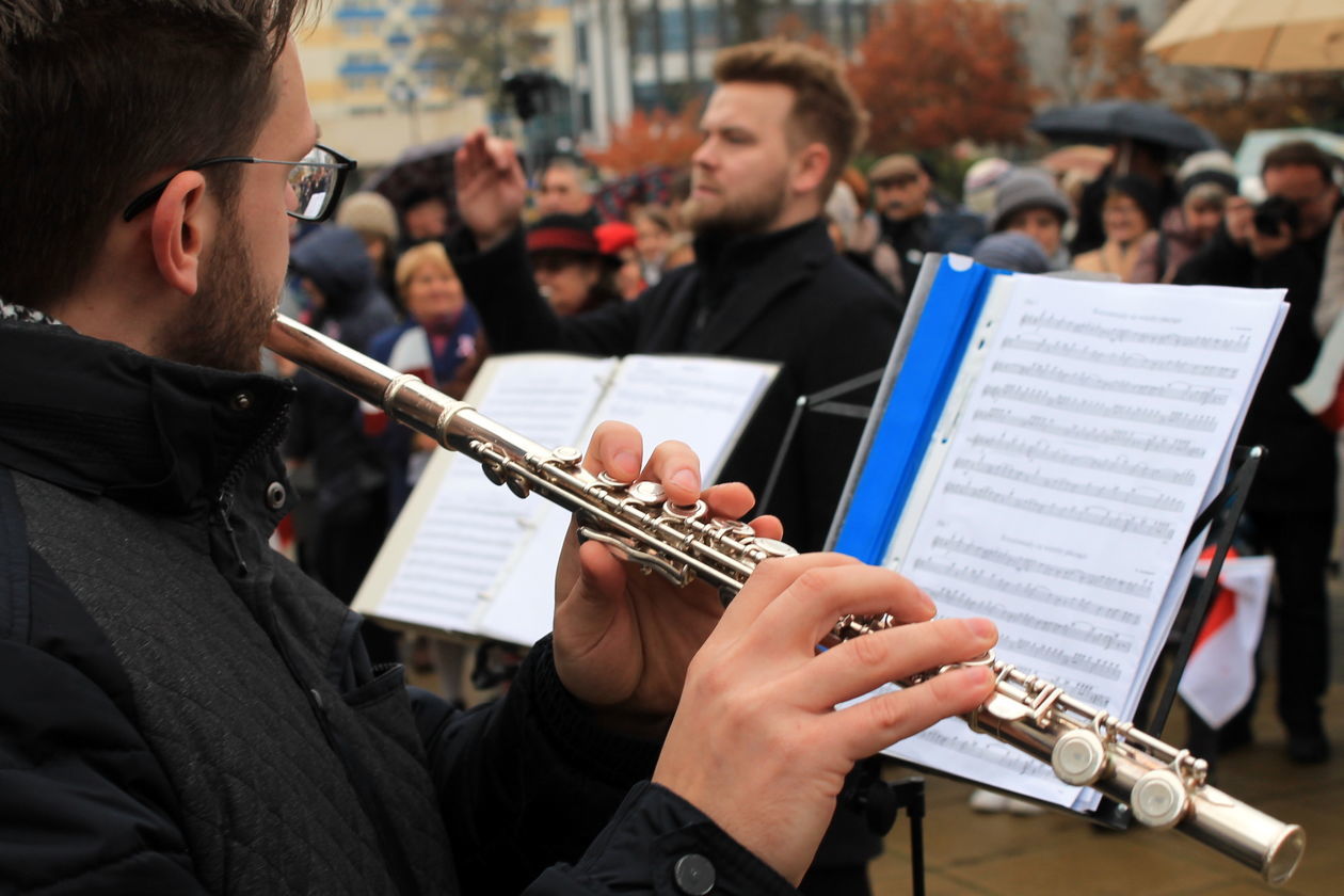  Orkiestra akompaniowała, puławianie śpiewali  (zdjęcie 1) - Autor: Radosław Szczęch