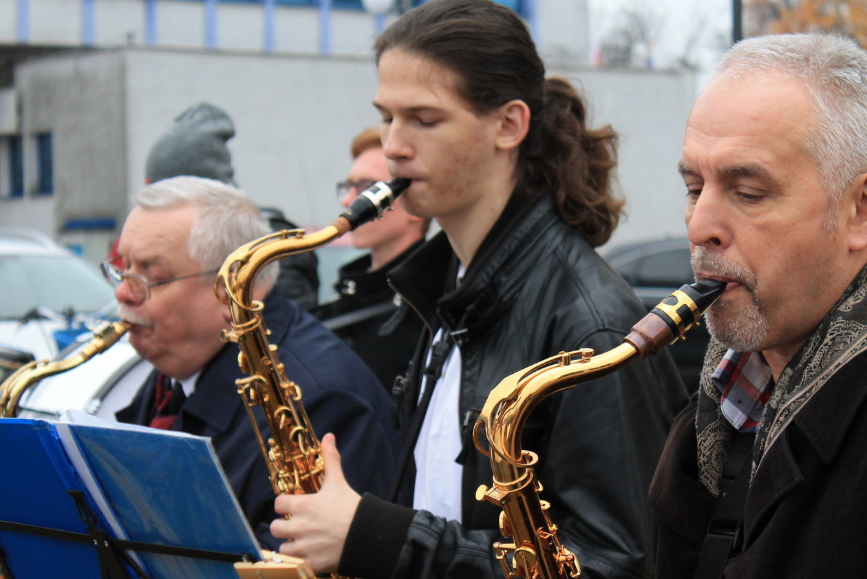  Orkiestra akompaniowała, puławianie śpiewali  (zdjęcie 1) - Autor: Radosław Szczęch