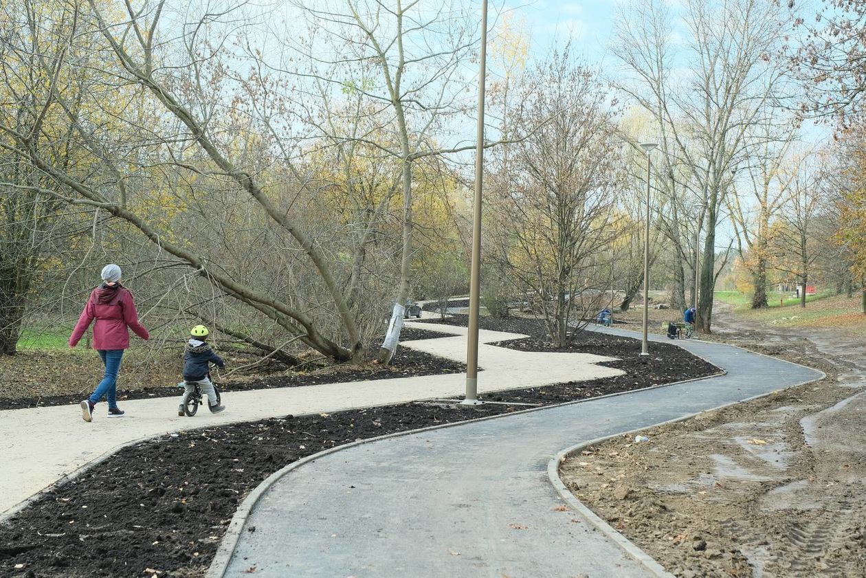  Nowa część parku Jana Pawła II wzdłuż os. Górki (zdjęcie 1) - Autor: Maciej Kaczanowski