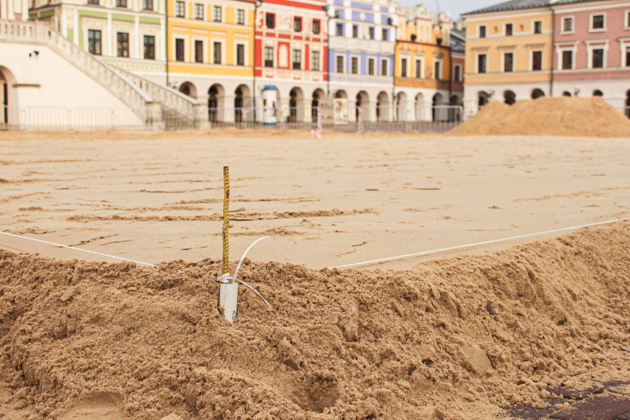  Ruszyły prace przy budowie lodowiska na rynku w Zamościu (zdjęcie 1) - Autor: Kazimierz Chmiel